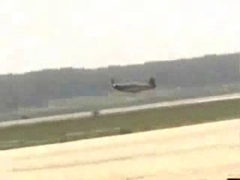 Un avion fait un rase mottes