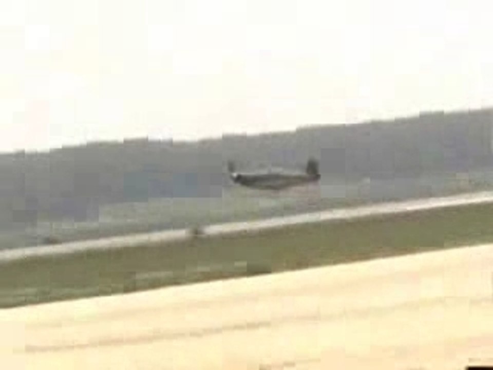 Un avion fait un rase mottes