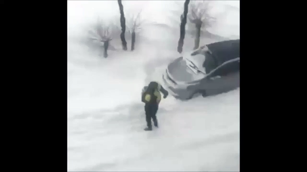 Le pire papa du monde balance son fils dans la neige