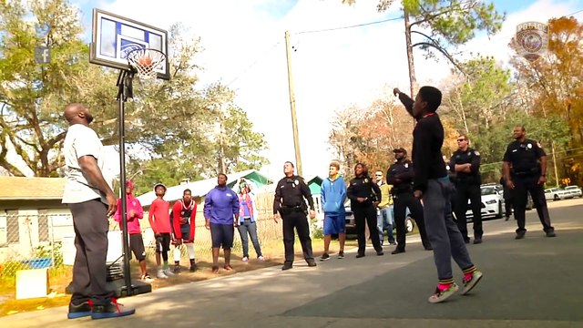 SHAQUILLE O'NEAL et des policiers font une partie de Basket avec les enfants du quartier - Magique!