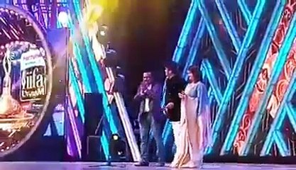 Mahesh babu receiving IIFA 2015 BEST ACTOR AWARD
