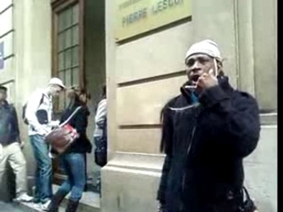 un fou d'emaus devant le lycée