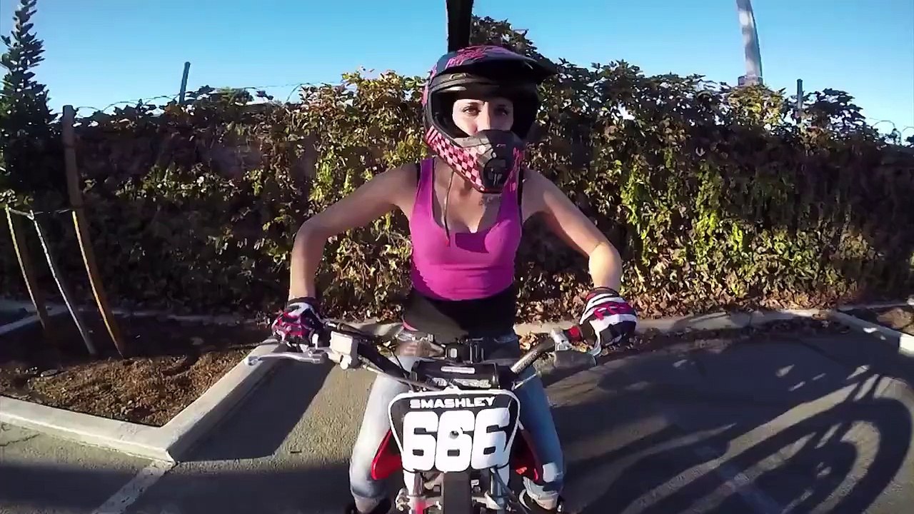 Une stunteuse s'essaye a faire des roulades à moto