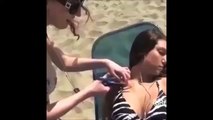 Blague du soutif coupé à la plage