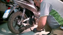 guida: come smontare ruota posteriore scooter honda PCX . how to remove the rear wheel