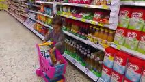 Baby Doing Grocery Shopping -- Toy Shopping Cart _ Juguete carrito de la compra -