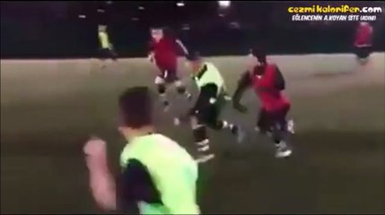 Ce jeune joueur de FOOT enchaîne 2 tricks et dégoutte son adversaire... Facile!!!!