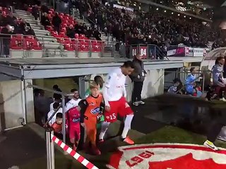 Avec les joueurs de l'ASNL à l'entrée sur le terrain à PICOT