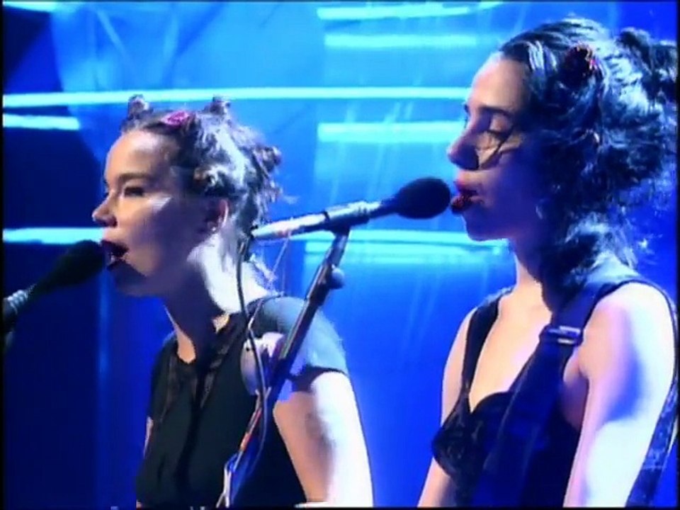 Björk & PJ Harvey - I Can't Get No Satisfaction [Rolling Stones] - Live BRIT Awards - 1994