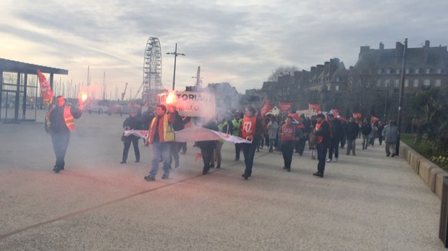 Les fonctionnaires en grève rejoignent la sous-préfecture