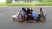 3 ados indonésiens sur un mini scooter. Enorme!!!