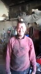 Kafasına Yapıştırılan Yumurtayı Dengede Tuttuğunu Zanneden Saf Adam