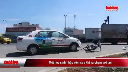 Một học sinh nhập viện sau khi va chạm với taxi