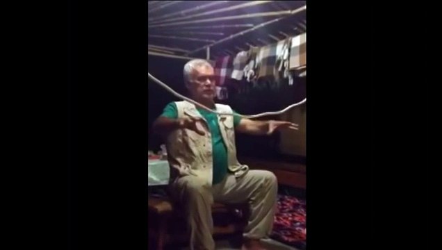 Кто объяснит как он это делает ؟