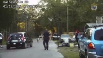 Un policier joue au basket avec des jeunes