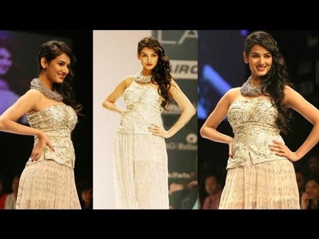 Sonal Chauhan Walks For Siyaahi Talent Box at LFW 2013