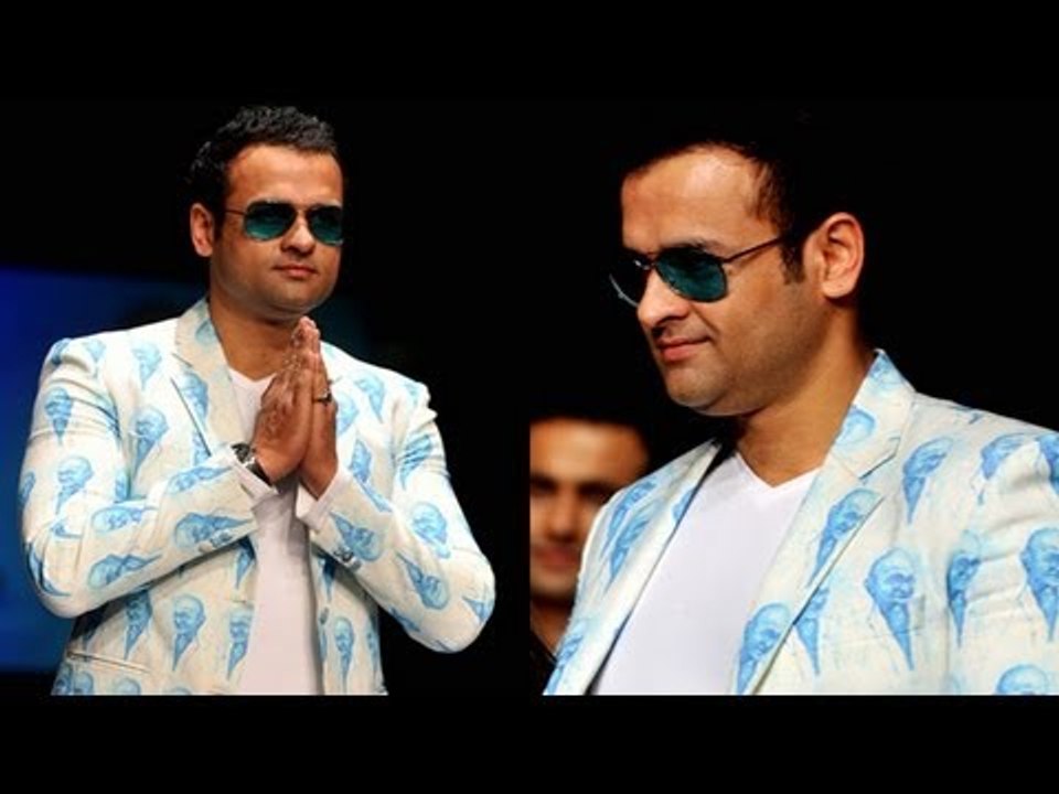 Rohit Roy Walks The Ramp For Designer Aarti Vijaygupta | Lakme Fashion Week 2013