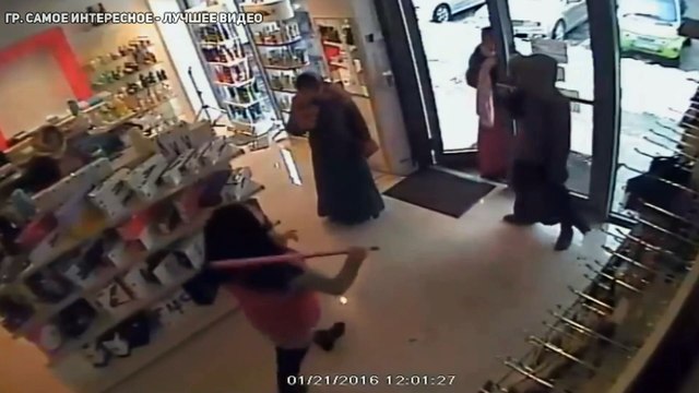 Если цыганки зашли в магазин, они обязательно что то стырят!