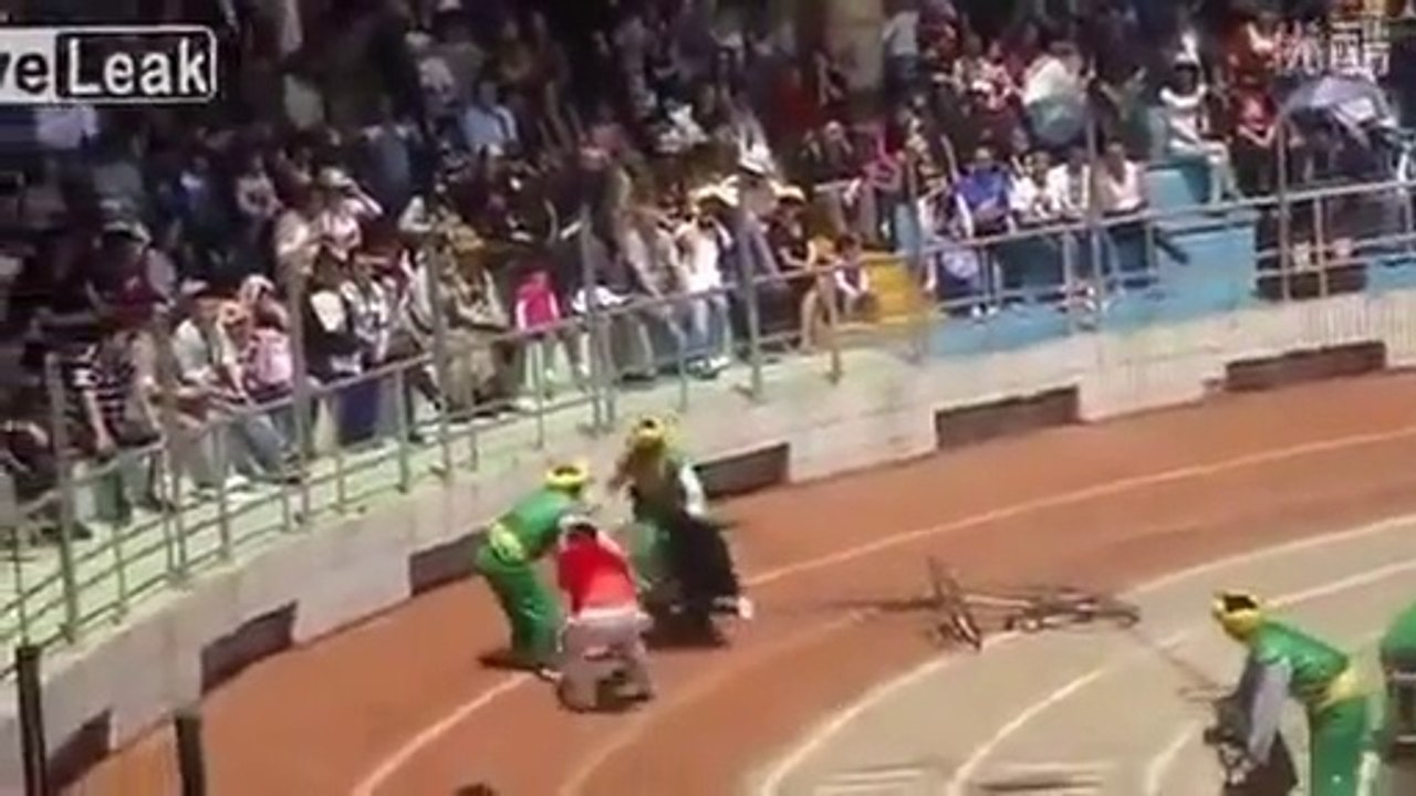 Bear attacks Monkey after Bicycle Race at Shanghai Wild Animal Park!