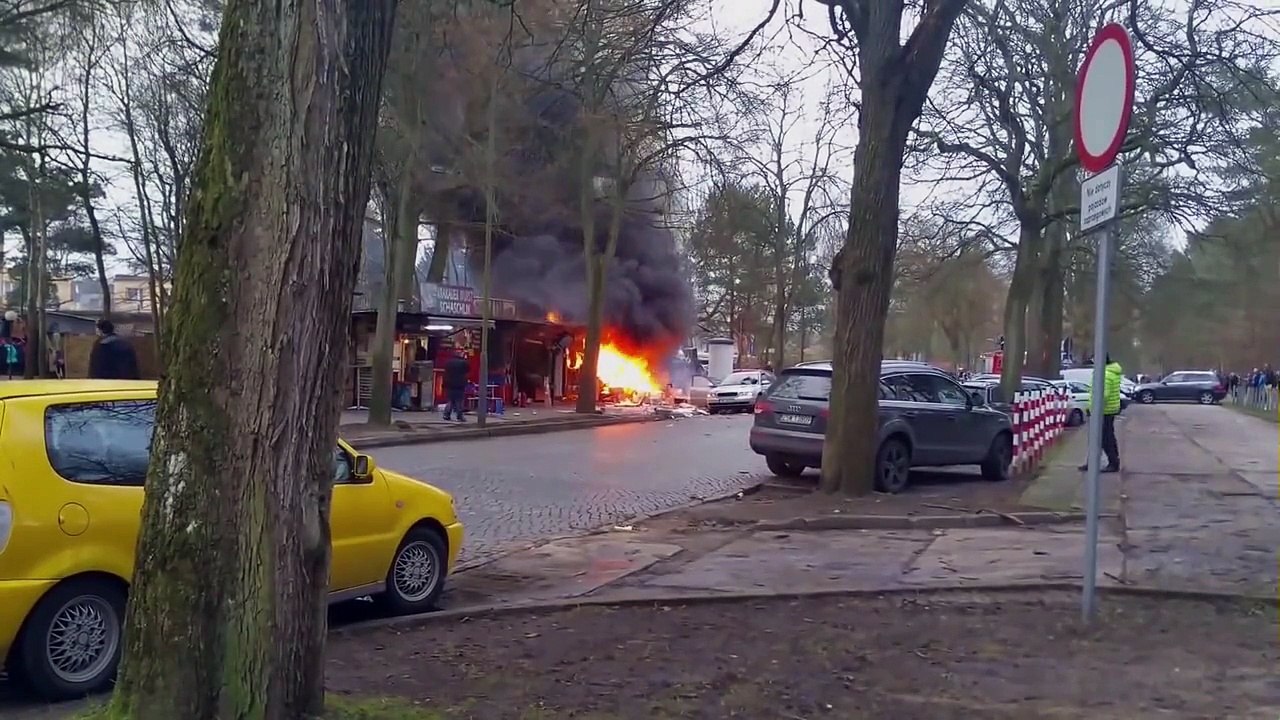 Silvesterknallerbude brennt ab in Swinemünde (Polen)