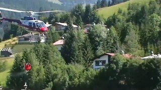 Polizei Helikopter des BMI löscht Feuer auf dem Unnütz in Achenkirch
