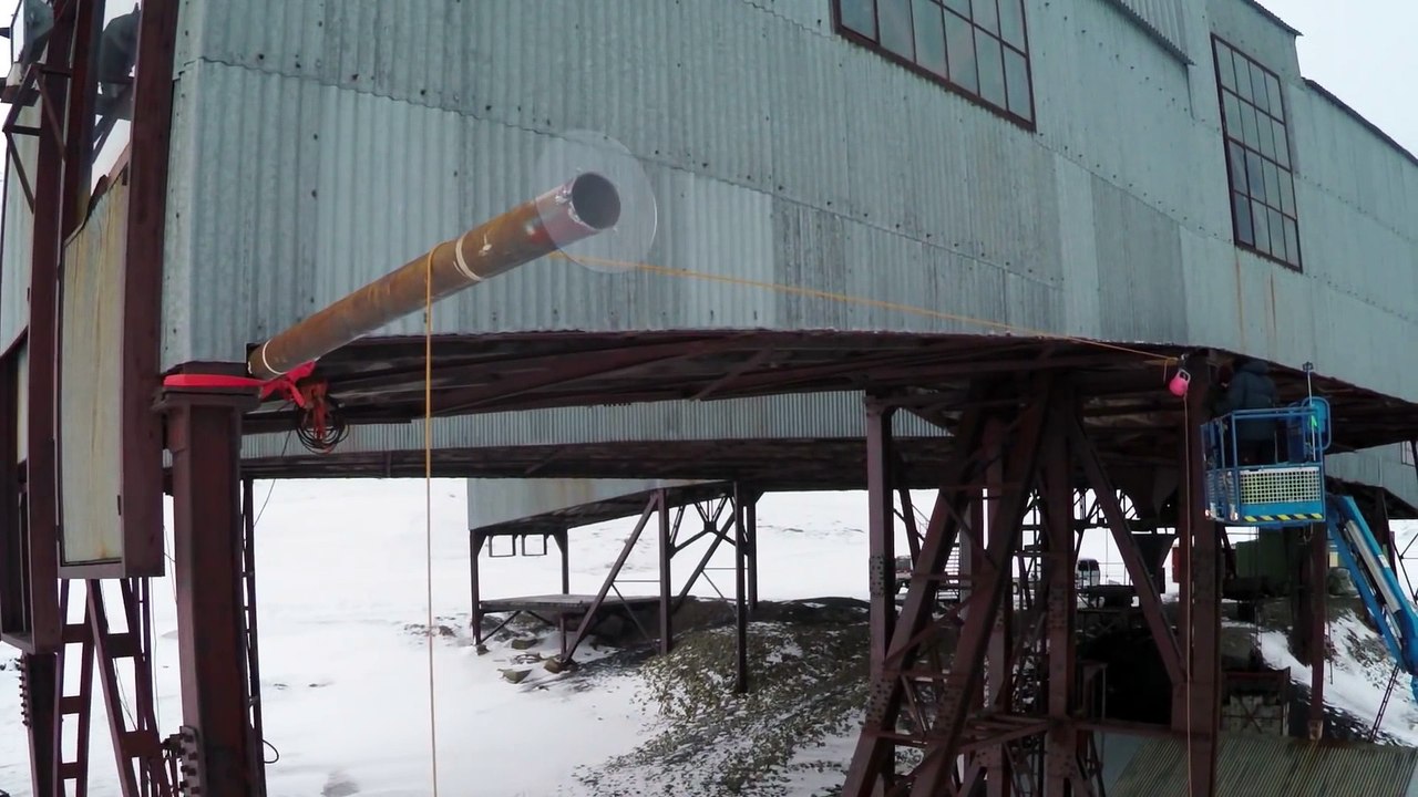 Un homme met sa vie en péril pour tester un principe scientifique avec une cascade extrêmement dangereuse