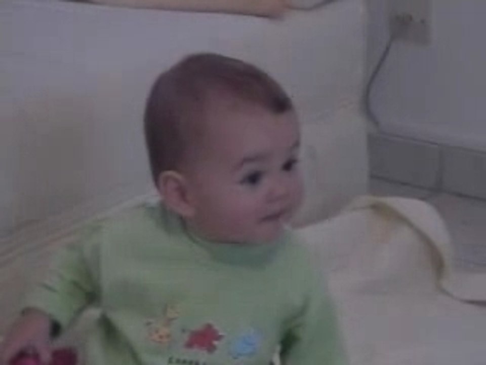 Copie de julien regarde les teletubbies2