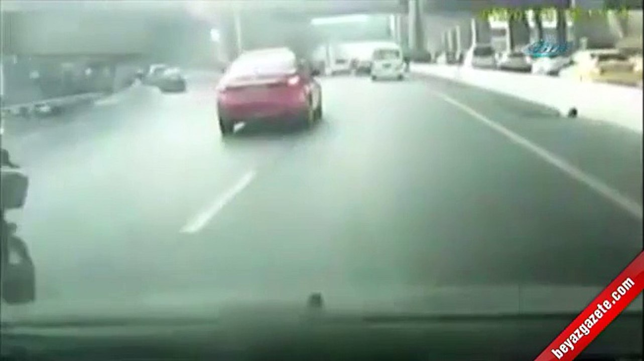 Bariyerlere çakıldı! Hiçbir şey olmamış gibi kalktı Trafik Kazası