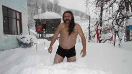 Artvinli Arıcı Buz Gibi Havada Kar Banyosu Yaptı
