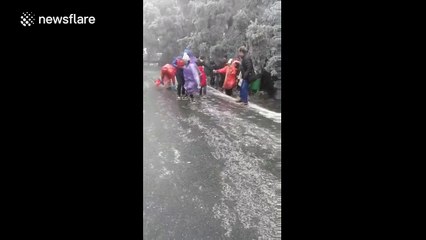 Frozen road causes chaos for walkers in southern China