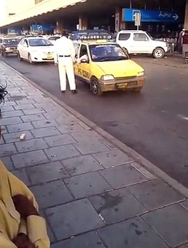 Traffic Police Openly Taking Bribe at Karachi Airport - A Traffic Police sergeant openly taking money from taxi drivers