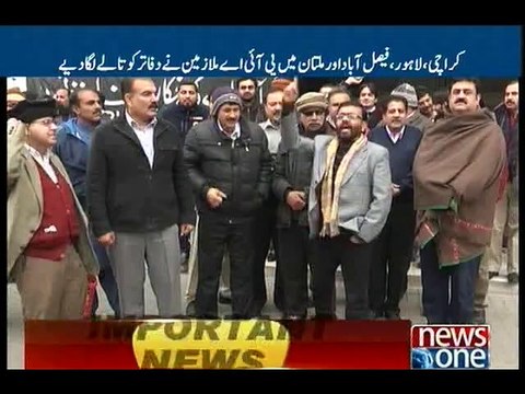 Lahore: Employees shut down PIA offices in protest against privatization