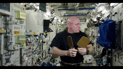 Quand un astronaute joue au ping-pong avec de l'eau