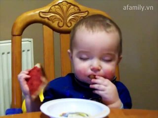 cười vỡ bụng với những kiểu ngủ của bé