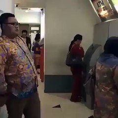 Orang Gendut Di Kira Mesin ATM *LOL*