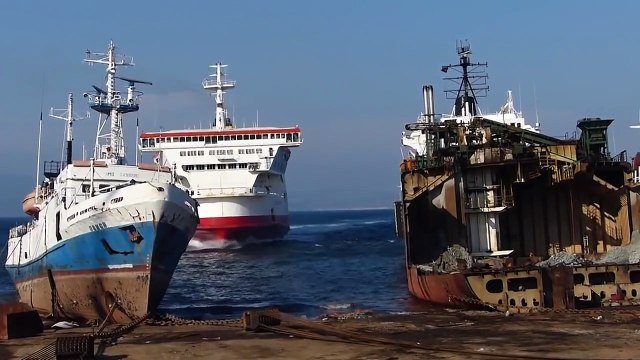 Корабль на полном ходу въезжает на берег