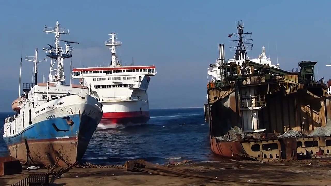 Корабль на полном ходу въезжает на берег
