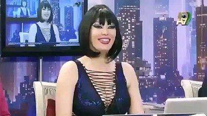 Türbanlı ve Dekolteli Birarada-Kuran ahlakını yasamayan