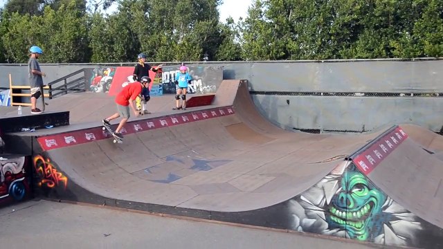Ce garçon reussi à skater avec deux planches