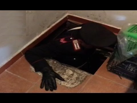 Torre Annunziata (NA) - Armi e droga in nascondiglio segreto -live- (26.01.16)