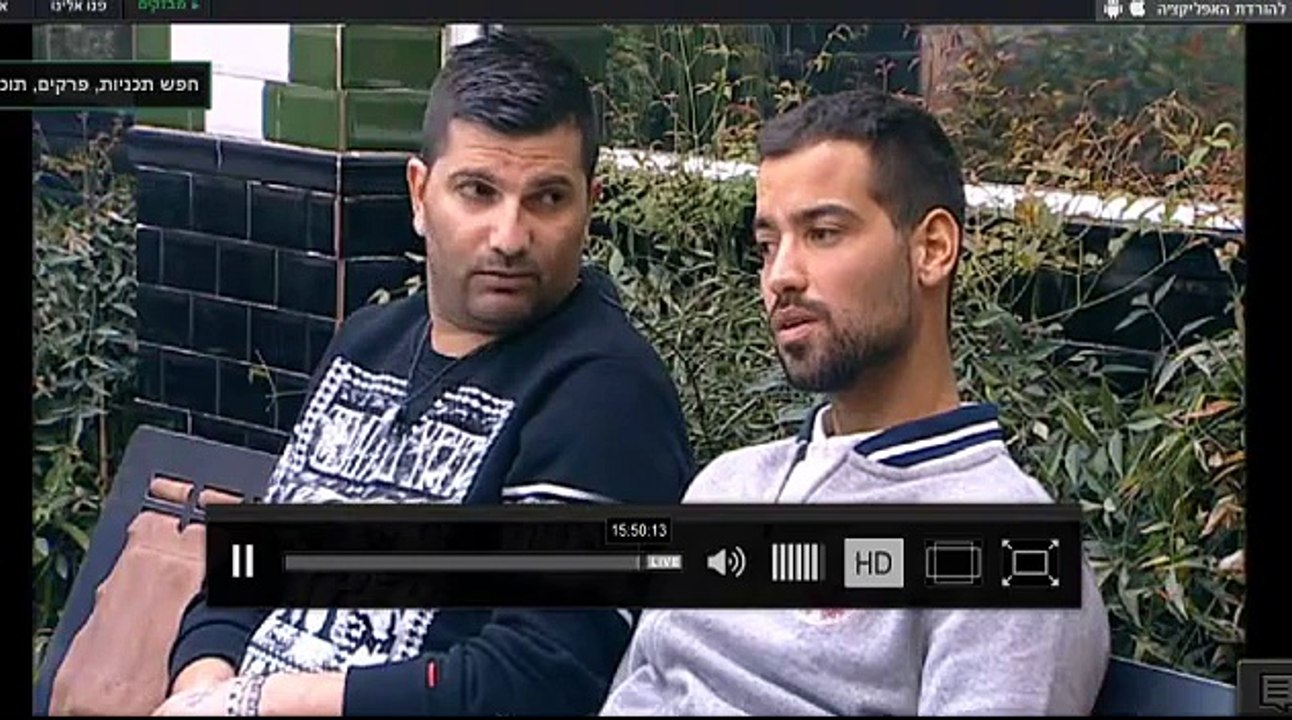 דודו דוחף לפרצוף של עומרי יד עם ריח מהתחת שלו