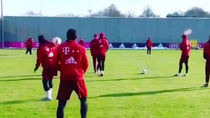 Zap Foot du 26 janvier: Duel de jongles entre CR7 et A.Ambrosio, S.Touzani enrhume Balotelli, le foot c'est facile avec Douglas Costa.