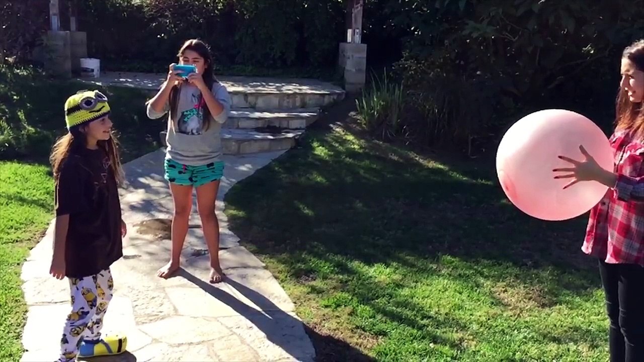 Une fille se prend un ballon en pleine face - headshot au ralenti