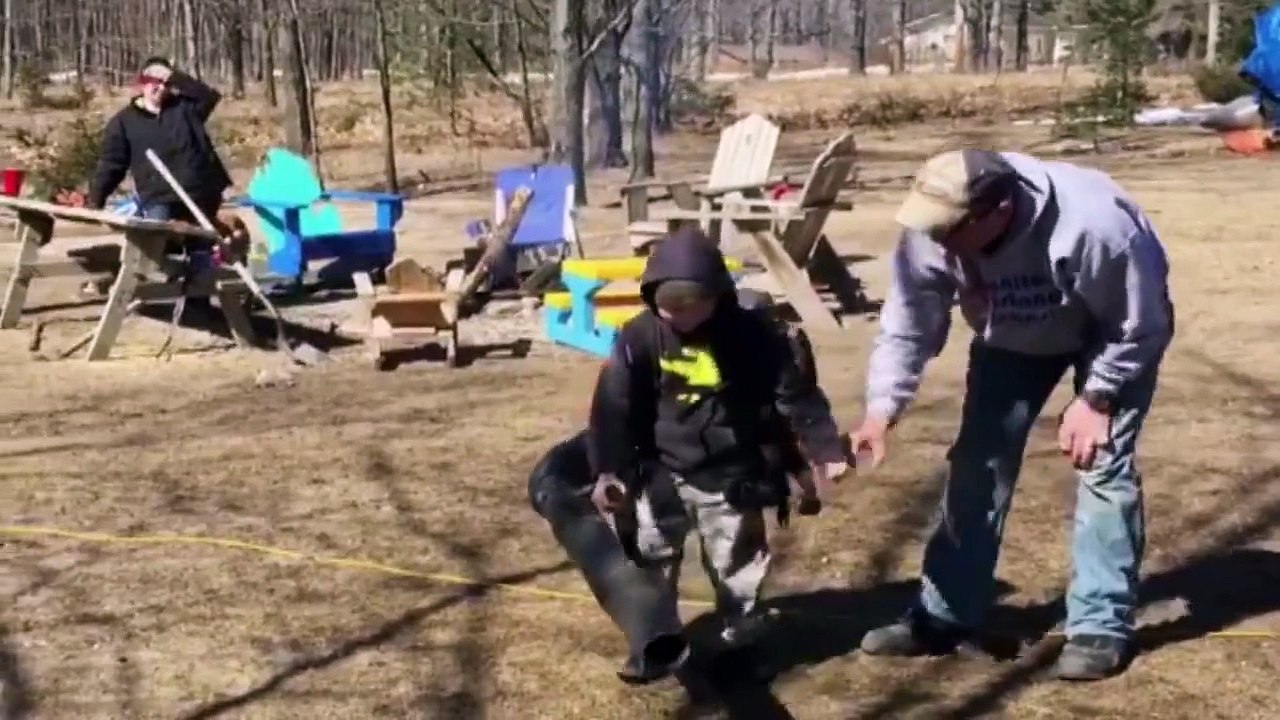 Gamin emporté par un souffleur à feuilles...