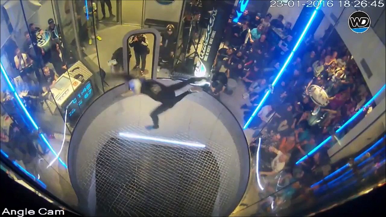 Il défie la gravité en dansant dans un simulateur de chute libre lors des Wind Games en Espagne