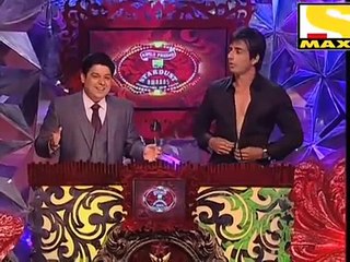 Dashing Fit Actor Sonu Sood Remove His Shirt At Award Function.