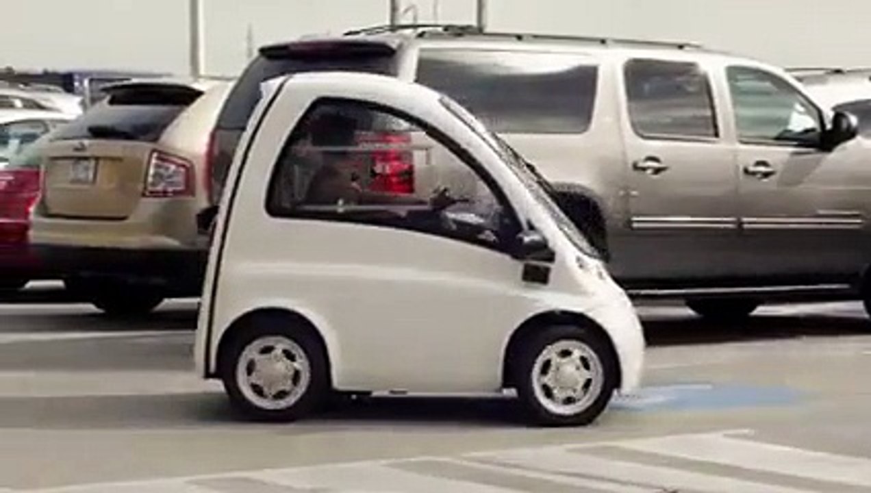 Tekerlekli sandalye kullanan engelliler için elektrikli araba