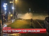 Tsunami gibi dalgalar polis aracını böyle devirdi