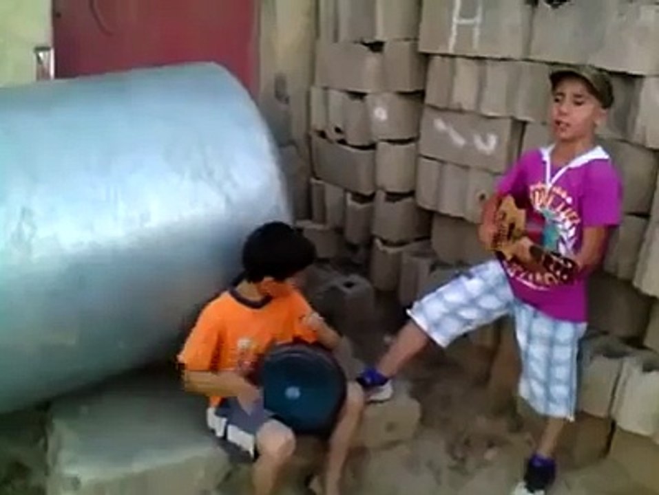 Deux petit kabyles chantent Lounés Matoub  (ath hamdoune)