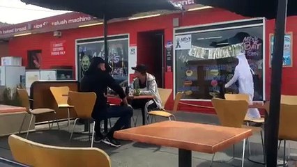 Spion _ Caméra cachée Jeter une bombe sur les passants habillé en terroriste